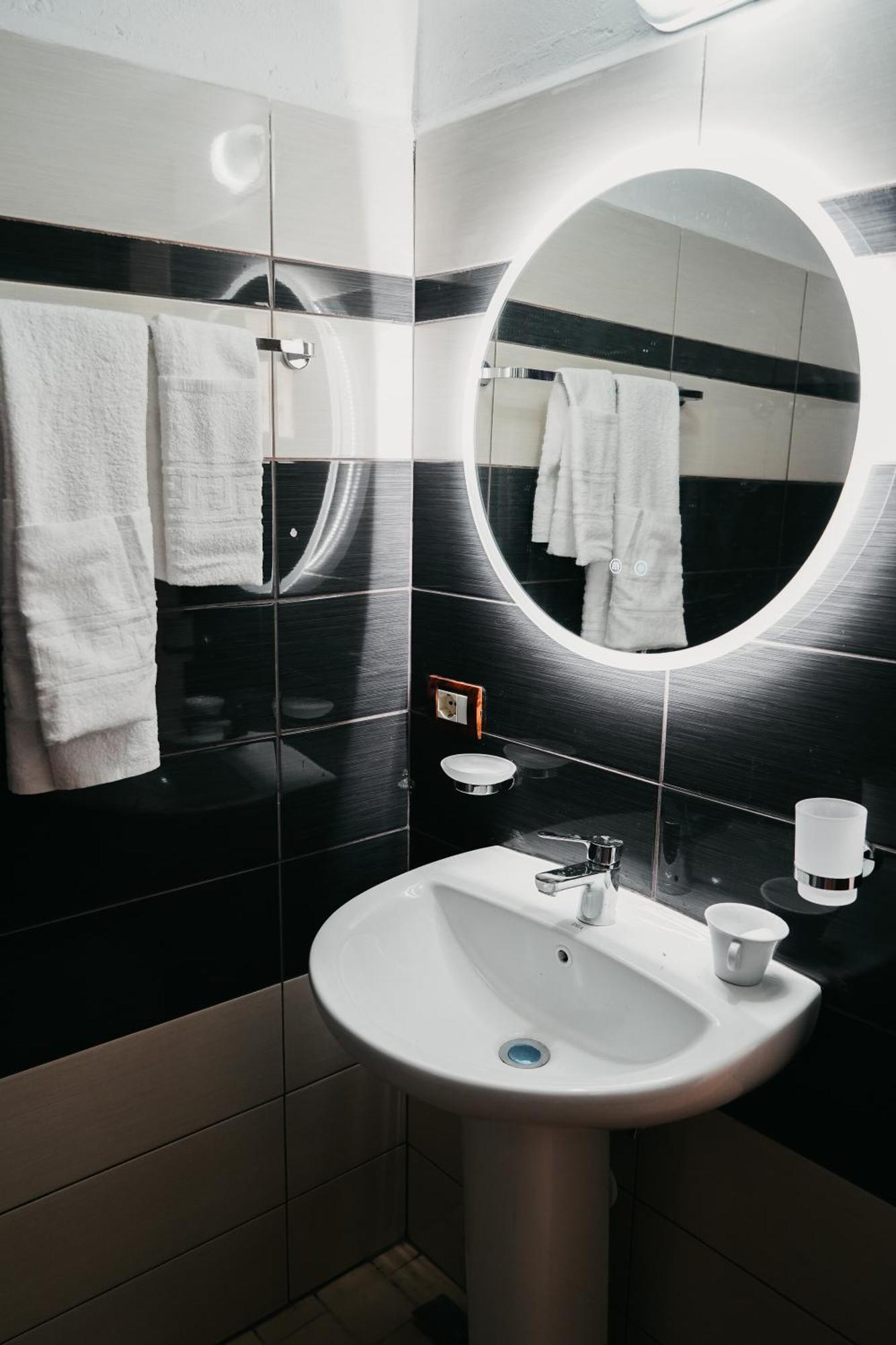 Bujtina Anlu Hotel Nepravishte ภายนอก รูปภาพ