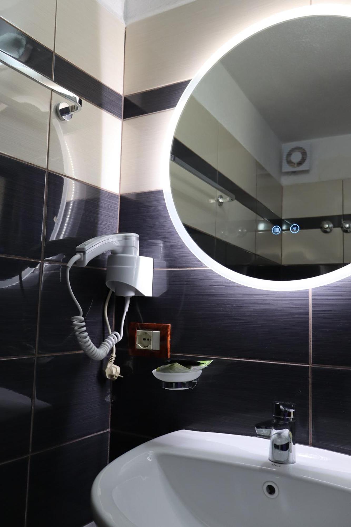 Bujtina Anlu Hotel Nepravishte ภายนอก รูปภาพ